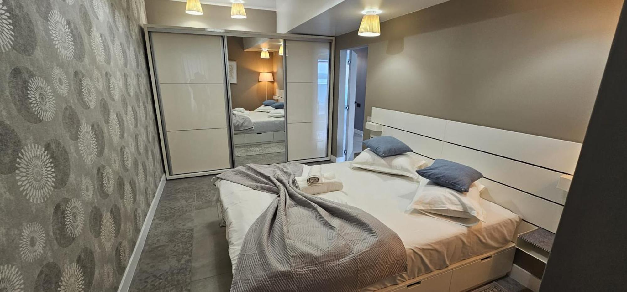Serenity Lake View Panoramic Top Floor Apartment